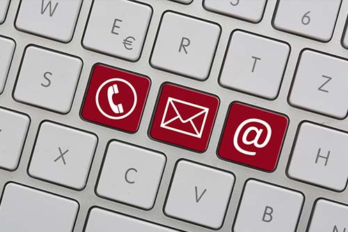 Icons: Telefon, Mail und Brief auf der Tastatur